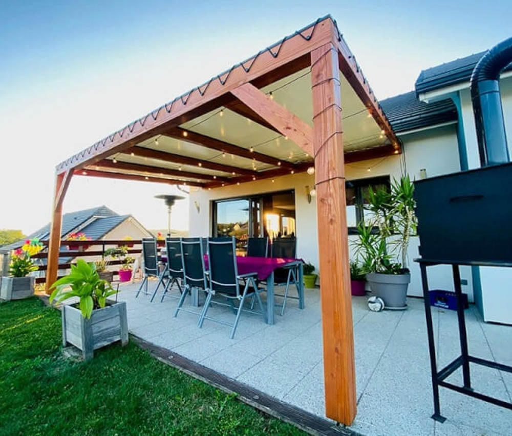 Pergola murale en bois adossée à une maison